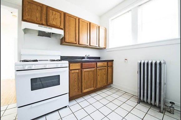 Kitchen of 1616 W 80th St Apartments in Chicago